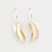 Alternate View White Resin Shell Wave Earrings