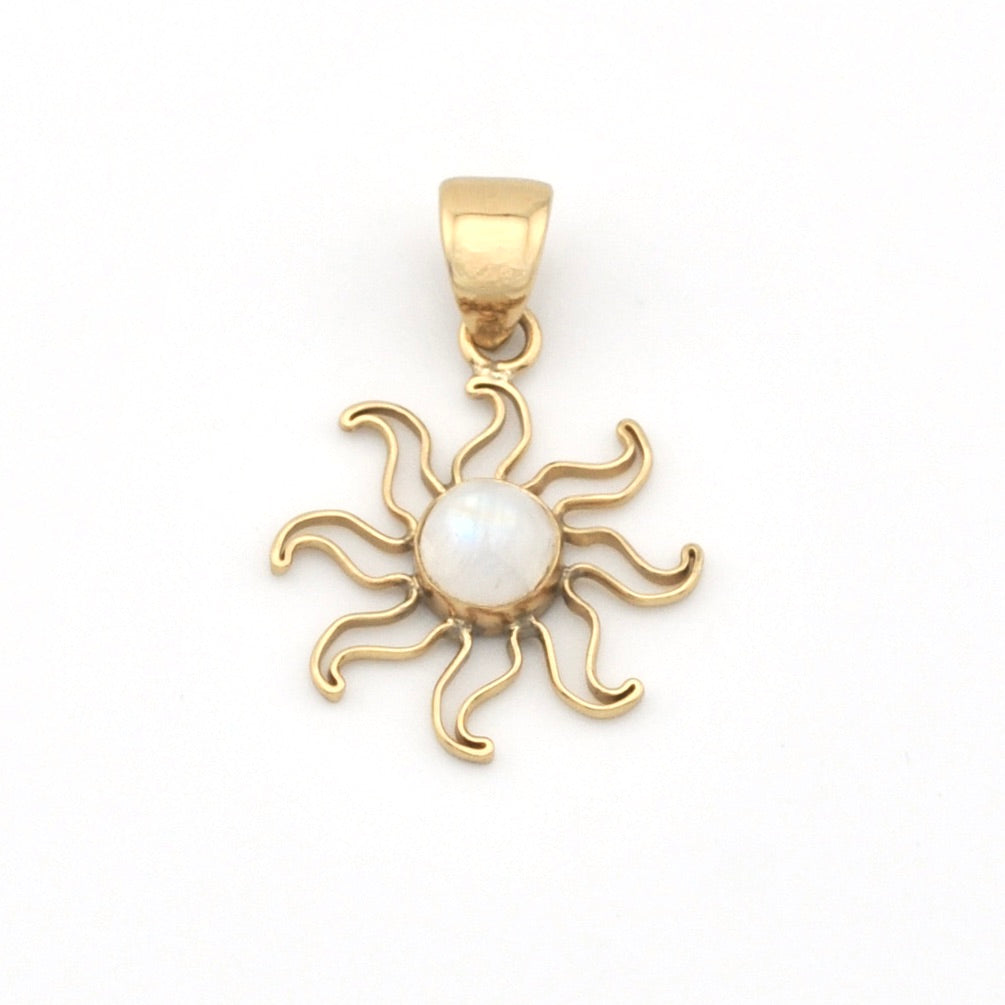 Gold sun-shaped pendant with a central pearl on a white background