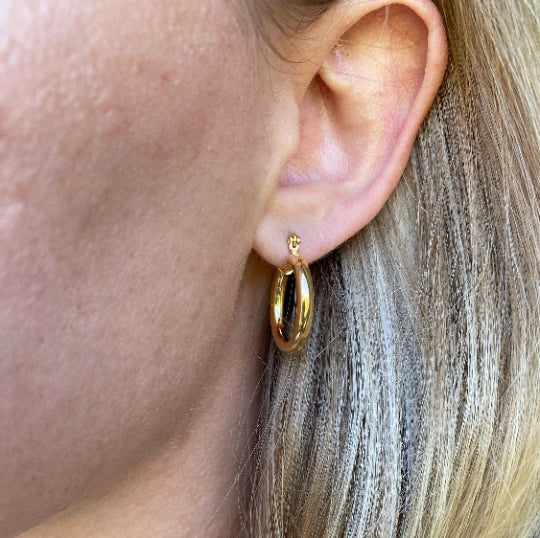 Model View 18k Gold Fill 22mm Medium Thick Selena Hoop Earrings