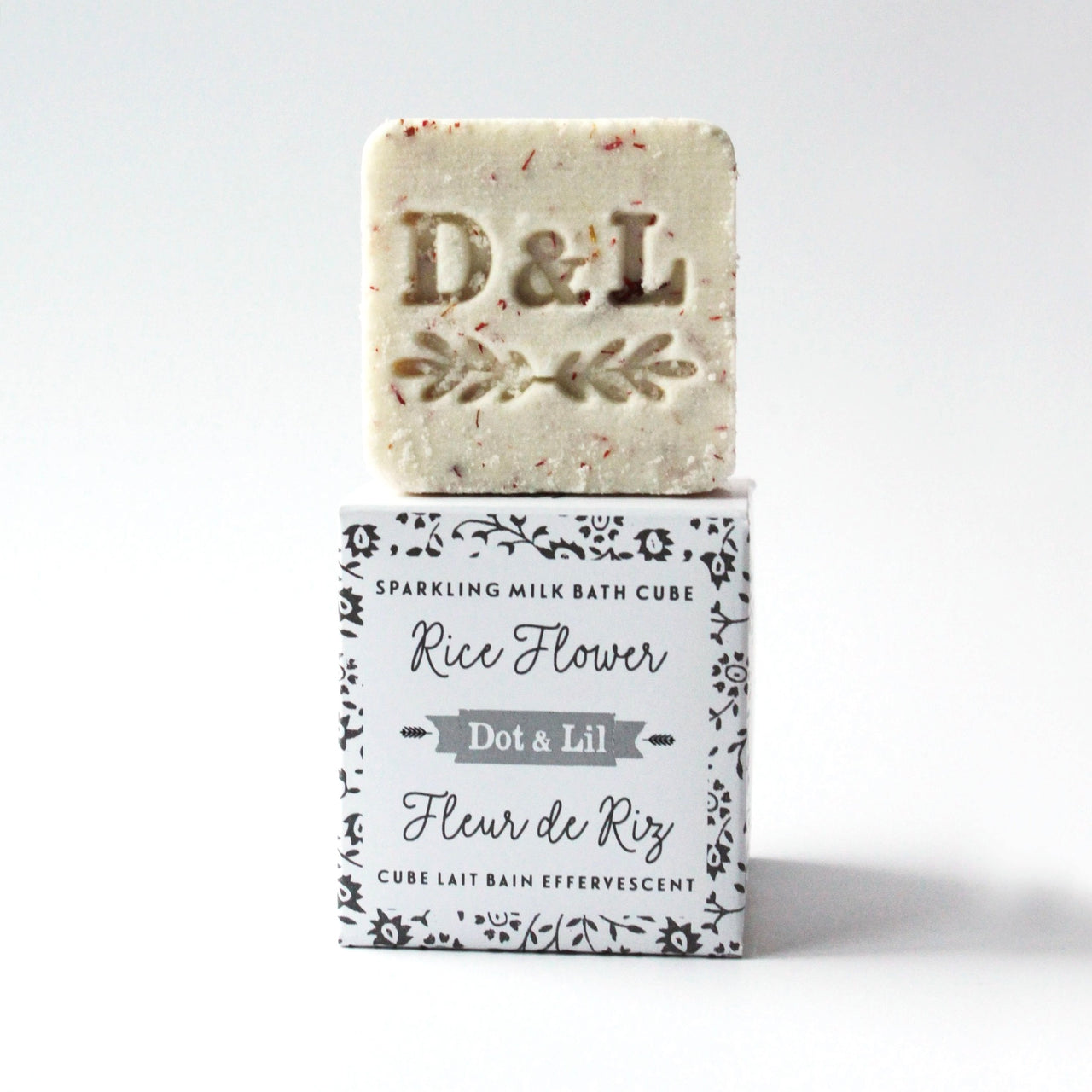 Sparkling bath cube with packaging
