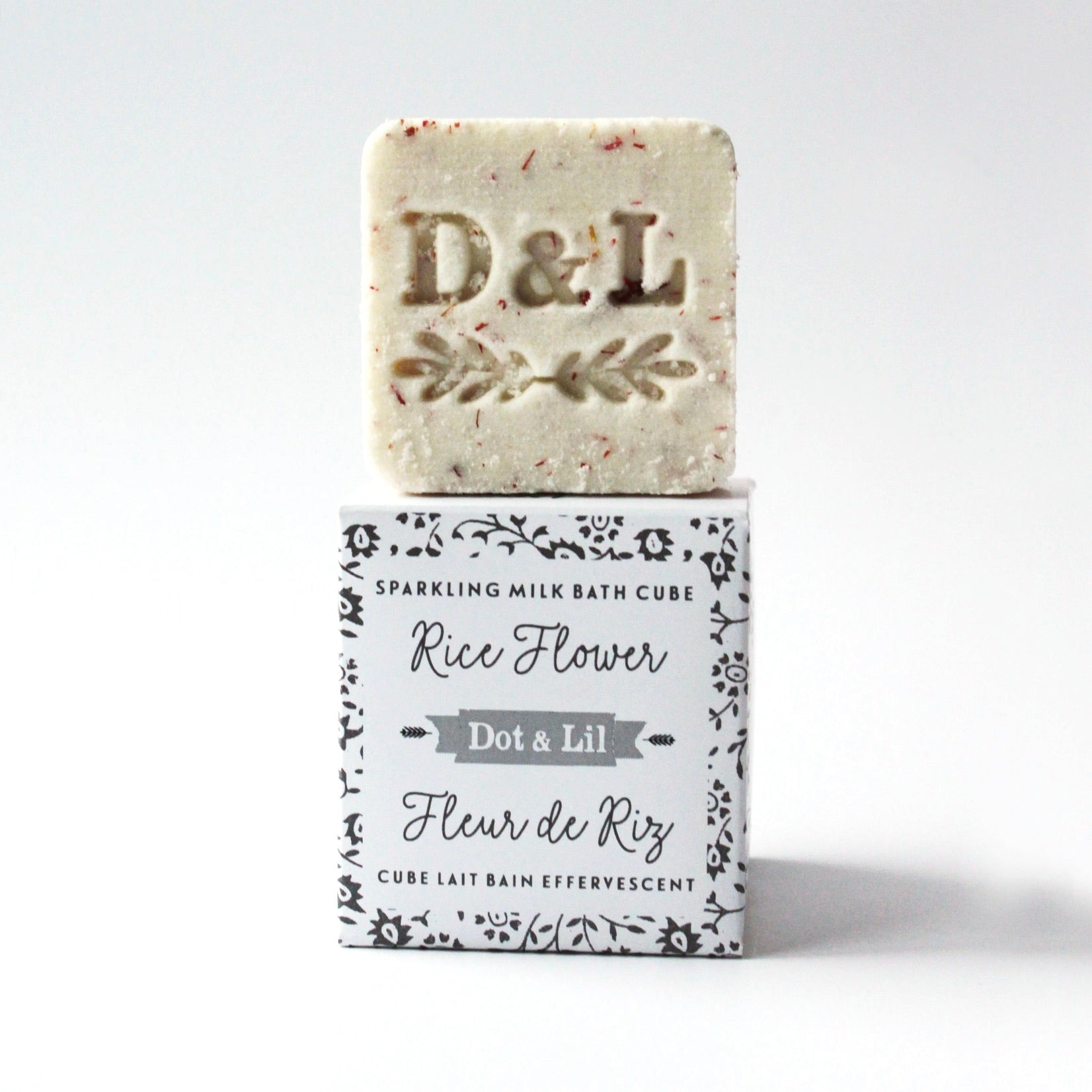 Sparkling bath cube with packaging