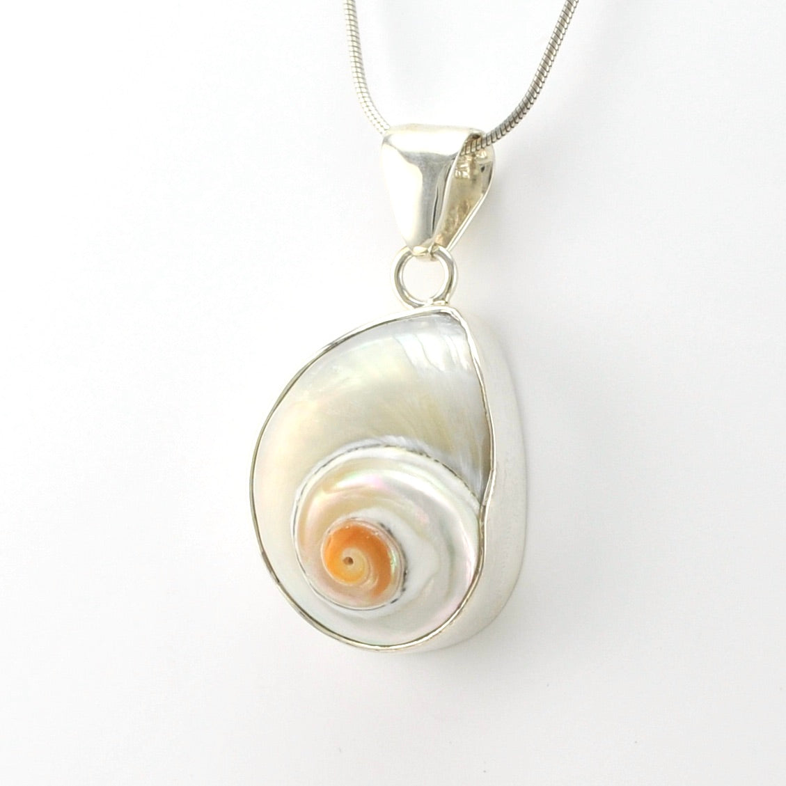 Silver Cinnerus Shell Pendant