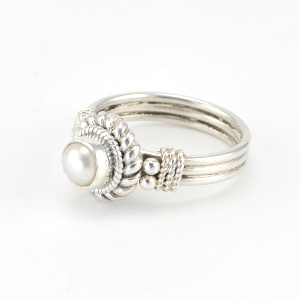 Side View Silver Pearl 5mm Ring