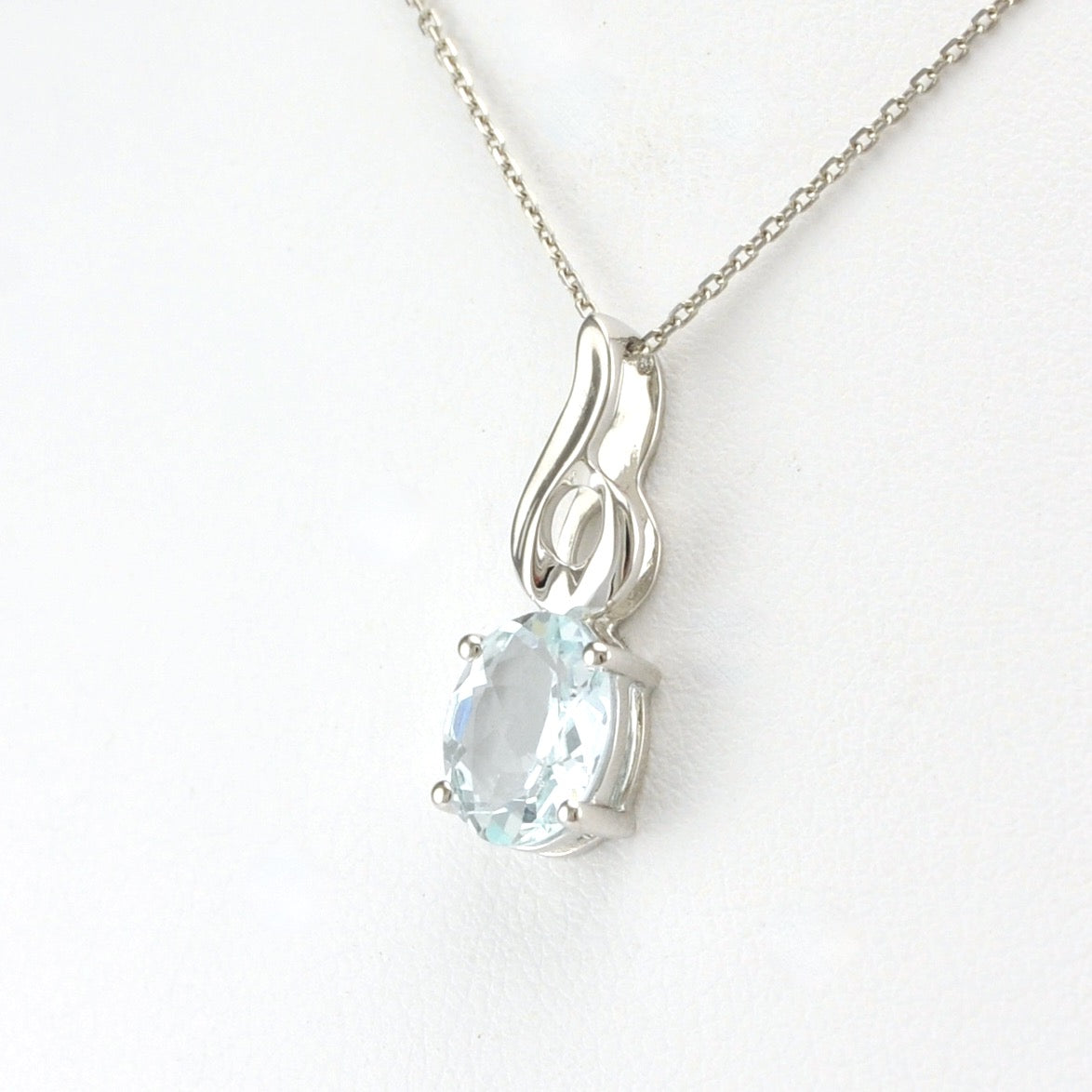 Side View Sterling Silver Aquamarine 1.5ct Oval Necklace